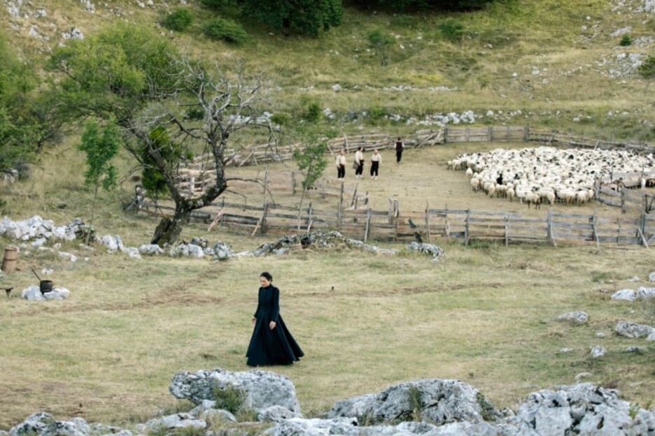 Zubi nepokazani, pička servirana